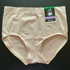 Bali Women's Soft Beige Shorts NWT